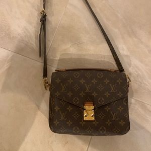 Has some tears in the leather in the edges!